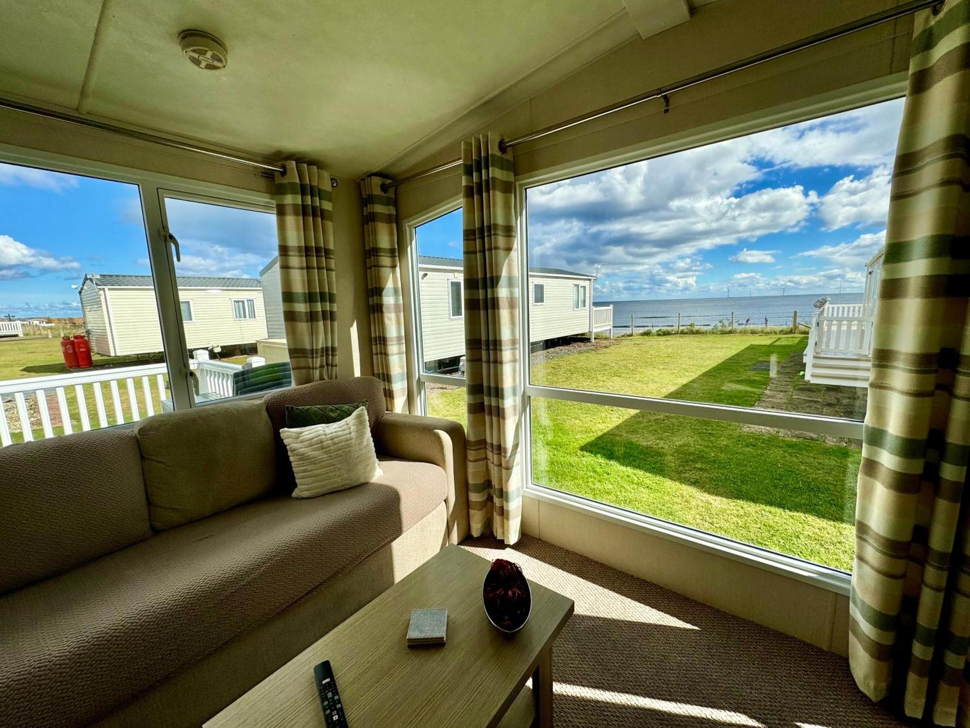 New Sea View Platinum Caravan With Huge Decking نيوكاسل أبون تاين المظهر الخارجي الصورة